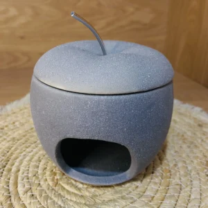 Brûle-parfum Pomme (Défaut : zone lisse et blanchâtre sur le ciment)