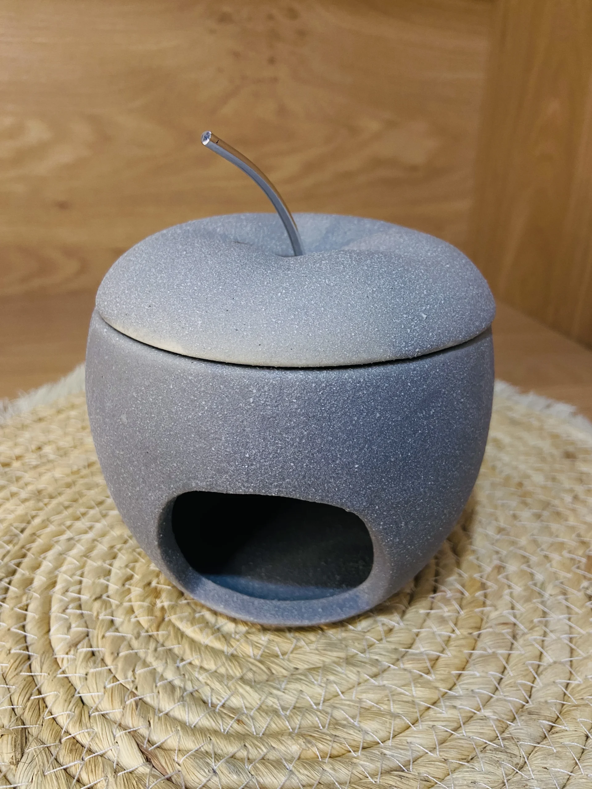 Brûle-parfum Pomme (Défaut : zone lisse et blanchâtre sur le ciment)