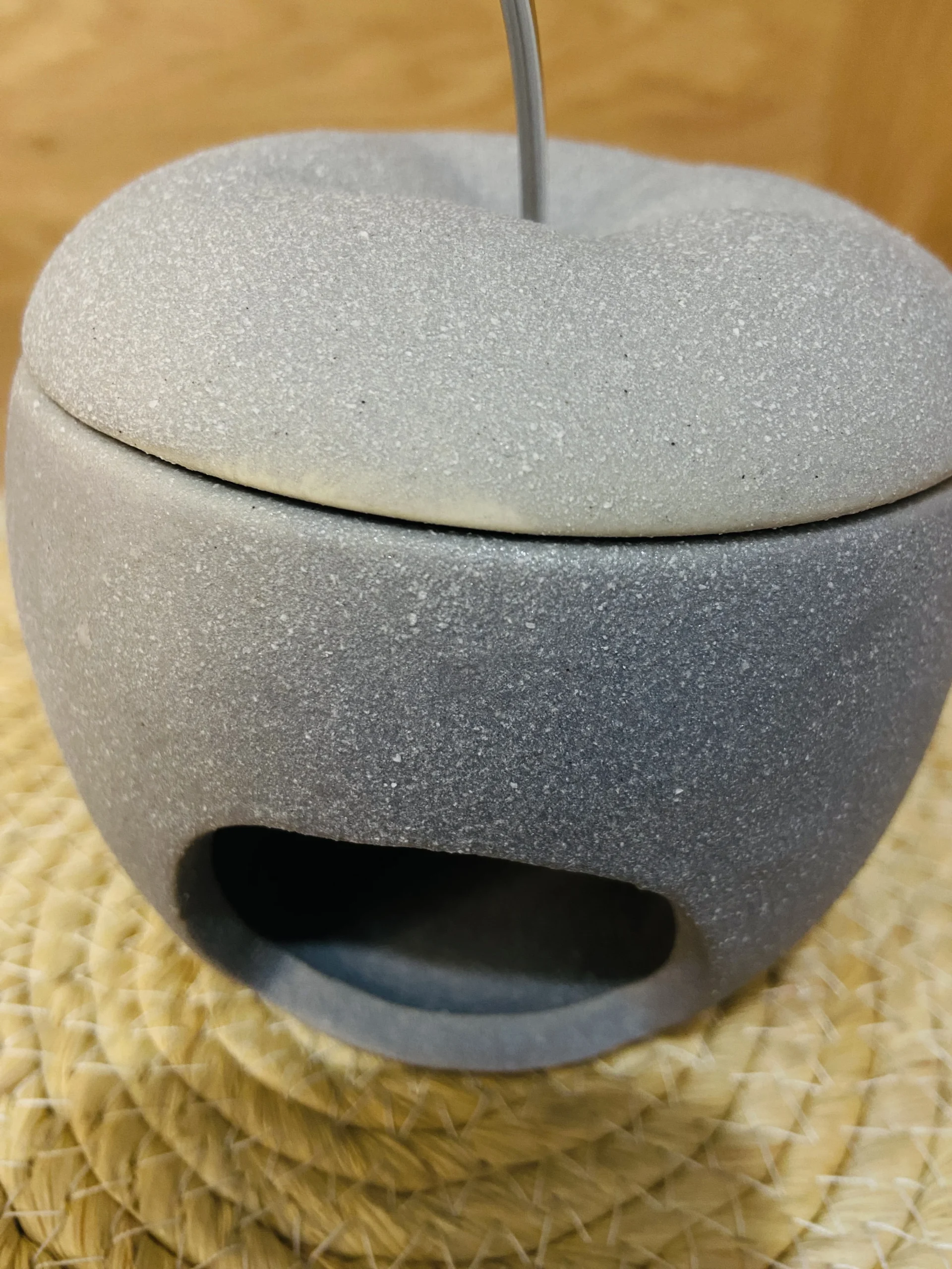 Brûle-parfum Pomme (Défaut : zone lisse et blanchâtre sur le ciment) – Image 2