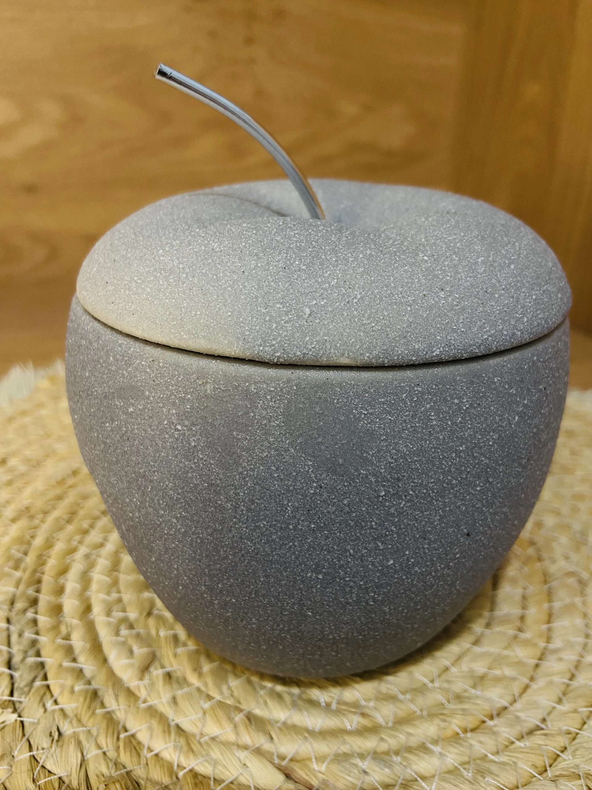 Brûle-parfum Pomme (Défaut : zone lisse et blanchâtre sur le ciment) – Image 3